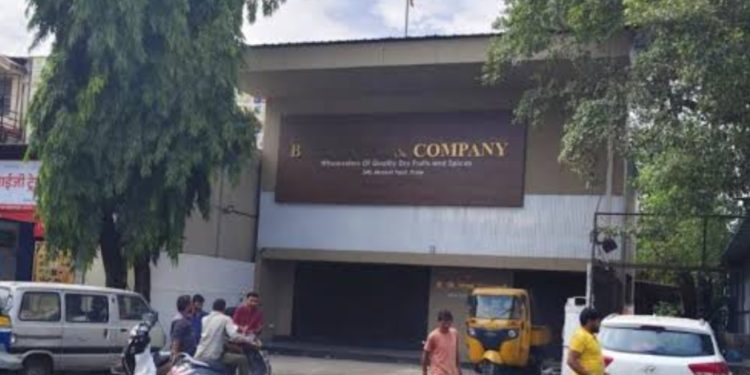 सिया गोयलच्या वडिलांच्या दुकानावर  अन्न आणि औषधं प्रशासन विभागाची कारवाई