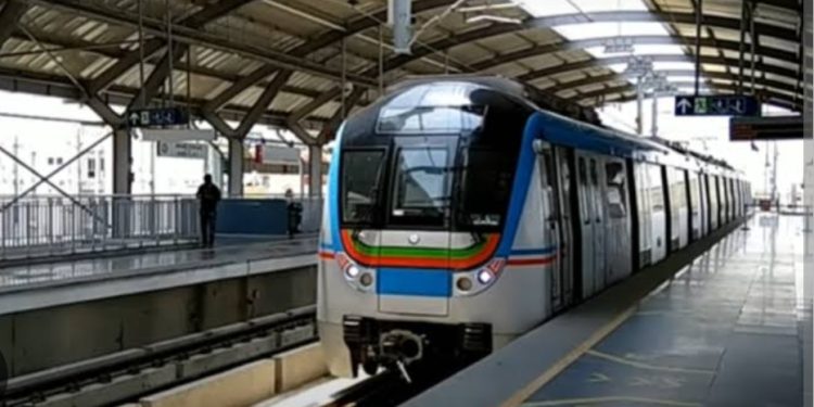बेंगलोर मेट्रोने प्रवास करताना नियम मोडल्यास भरावा लागेल हजारो रुपयांचा दंड