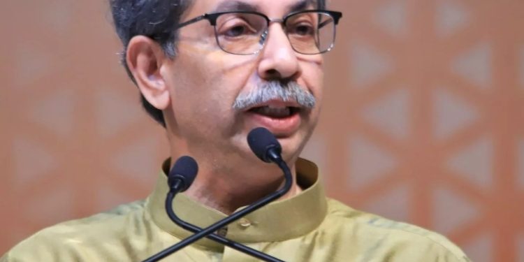 विद्यार्थ्यांवर लाठीमार करणारे राज्यकर्ते पाकिस्तानमधून आलेत का? दिल्लीत  ठाकरेंचा केंद्र सरकारवर घणाघात