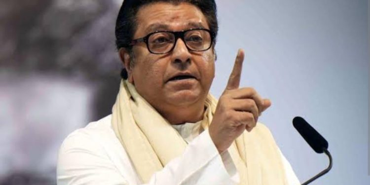 दिल्ली मुंबईमध्ये विद्यार्थ्यांवर मारहानीच्या कारवाईवर राज ठाकरे यांचे तिखट सवाल