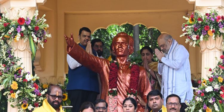 साहित्यरत्न अण्णा भाऊ साठे जयंतीनिमित्त गृहमंत्री अमित शाह व मुख्यमंत्री देवेंद्र फडणवीस यांच्याकडून अभिवादन